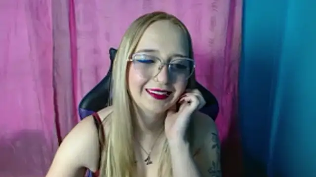 Snapshot of Liaroberts1 chatting on June 18, 2026, 1:49 pm Liaroberts1 online show from June 18, 2026, 1:49 pm