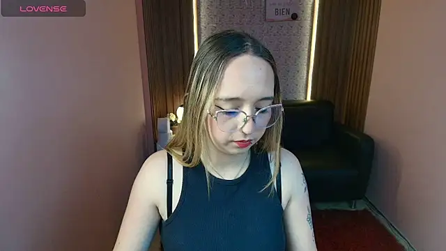 Snapshot of Liaroberts1 chatting on June 9, 2026, 1:45 pm Liaroberts1 online show from June 9, 2026, 1:45 pm