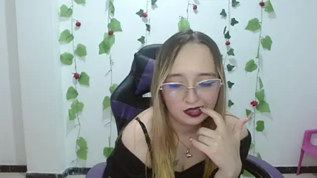 Snapshot of Liaroberts1 chatting on May 9, 2026, 4:49 am Liaroberts1 online show from May 9, 2026, 4:49 am
