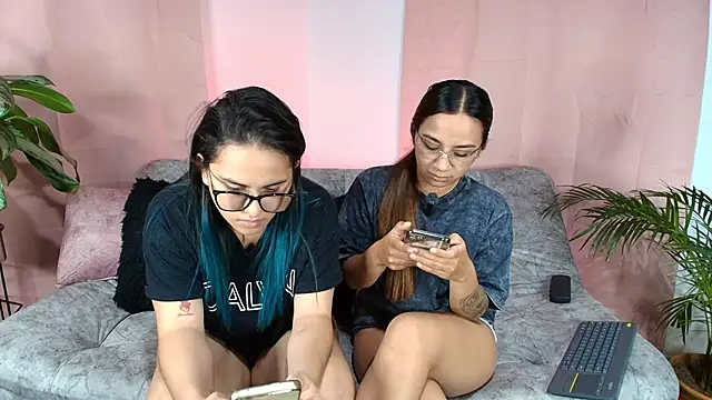 Snapshot of Jules_n_Gia chatting on December 13, 2025, 9:21 pm Jules n Gia online show from December 13, 2025, 9:21 pm