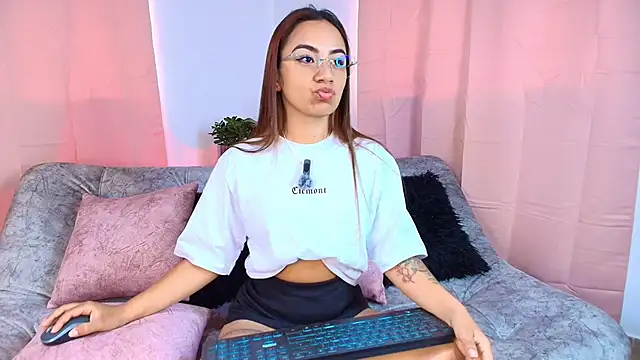 Snapshot of Jules_n_Gia chatting on October 17, 2025, 3:14 pm Jules n Gia online show from October 17, 2025, 3:14 pm