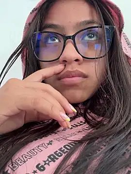Luna cute 2 online show from March 18, 2025, 1:34 pm