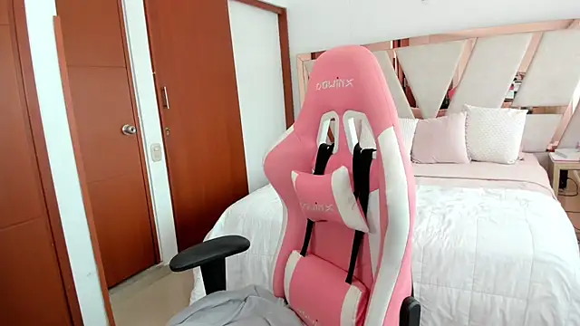 Snapshot of emma_lopes chatting on November 16, 2025, 7:40 pm emma lopes online show from November 16, 2025, 7:40 pm