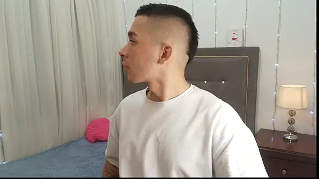 Snapshot of andeerr_ chatting on March 15, 2025, 8:43 pm andeerr online show from March 15, 2025, 8:43 pm