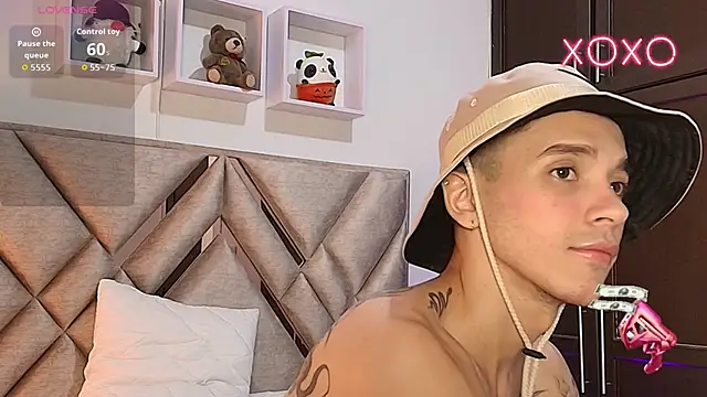 Snapshot of andeerr_ chatting on November 2, 2025, 8:25 pm andeerr online show from November 2, 2025, 8:25 pm