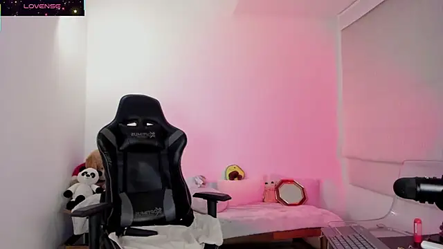 Biancastrongg online show from November 30, 2025, 2:45 am