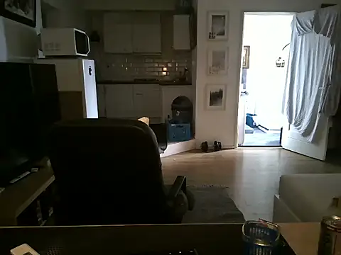 Snapshot of mihaimichael chatting on June 5, 2026, 11:27 am mihaimichael online show from June 5, 2026, 11:27 am