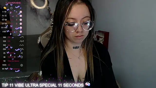 Snapshot of Cristal_v_1 chatting on March 13, 2025, 9:32 am Cristal v 1 online show from March 13, 2025, 9:32 am