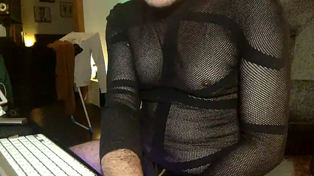 tomz0819 online show from November 3, 2025, 11:19 pm