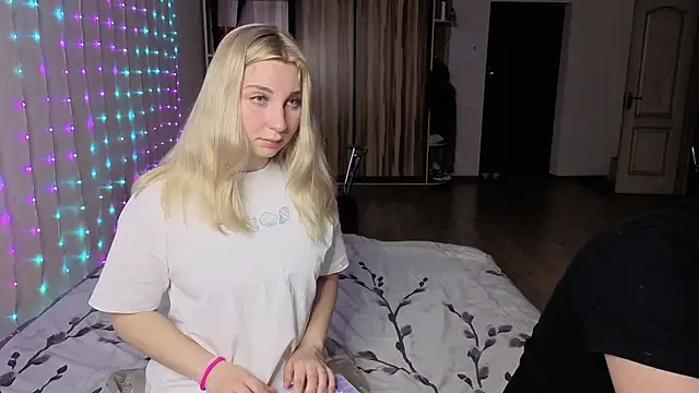 Snapshot of llolilove chatting on April 1, 2026, 9:01 pm llolilove online show from April 1, 2026, 9:01 pm