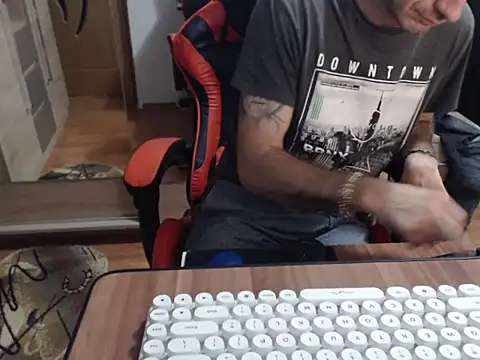 uncutguy01 online show from September 18, 2025, 4:26 am