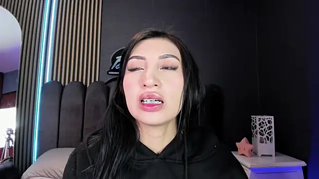 Nicolette ks  online show from June 17, 2026, 5:40 am