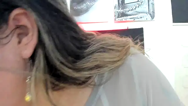 LinaBrowm online show from February 11, 2026, 5:02 pm