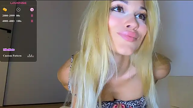 Snapshot of StephanyLuxe chatting on July 1, 2026, 1:39 am StephanyLuxe online show from July 1, 2026, 1:39 am