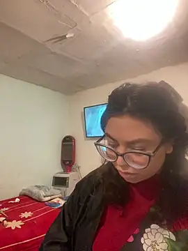 Lucrecia 33 online show from February 5, 2026, 1:12 am