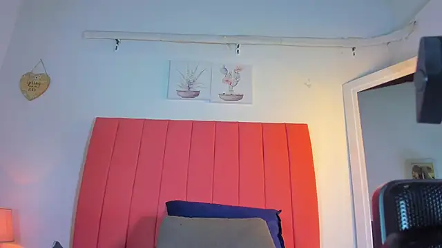 valen rose0 online show from December 4, 2025, 12:04 pm