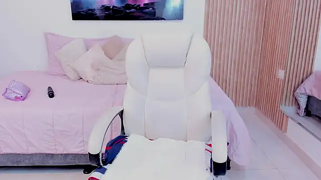  Lakshmi hotx online show from November 18, 2025, 7:17 pm