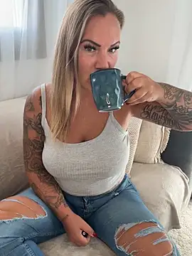 Kira Knight20 online show from May 17, 2026, 1:11 pm