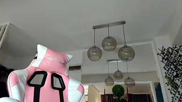 Snapshot of IreneVON chatting on November 12, 2025, 4:05 am IreneVON online show from November 12, 2025, 4:05 am