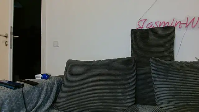 Snapshot of Jasmin-White chatting on June 18, 2026, 3:39 pm Jasmin-White online show from June 18, 2026, 3:39 pm