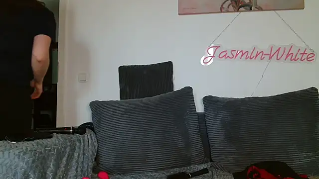 Jasmin-White online show from May 6, 2026, 4:00 pm