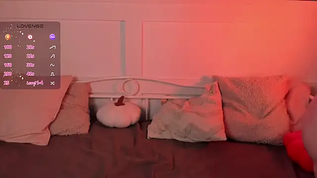 Snapshot of UnaMedison chatting on October 12, 2025, 9:54 am UnaMedison online show from October 12, 2025, 9:54 am