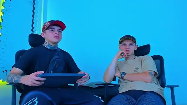 HOT boy2025 online show from November 13, 2025, 4:38 am