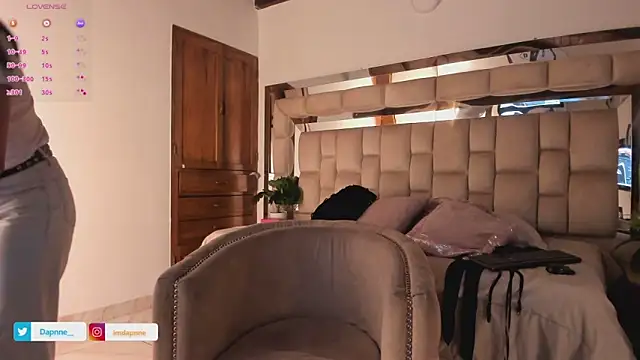 Snapshot of Dapnne_ chatting on October 23, 2025, 12:37 pm Dapnne online show from October 23, 2025, 12:37 pm