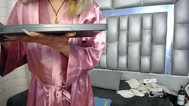 sophia ny online show from March 1, 2025, 1:32 am
