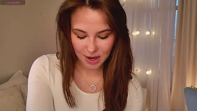 EmiliaDreams online show from May 4, 2026, 3:48 pm
