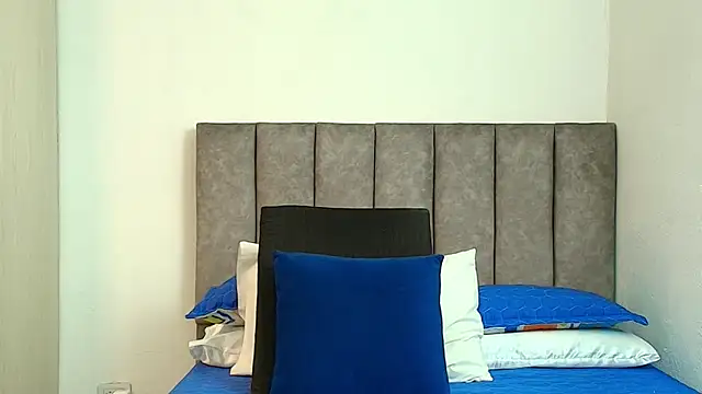 karina lewis  online show from November 17, 2025, 3:54 am