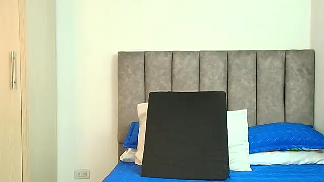 karina lewis  online show from November 29, 2025, 4:01 am