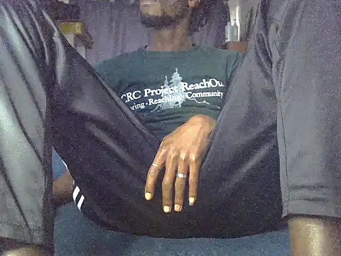 Snapshot of Delicious-D chatting on November 14, 2025, 5:33 am Delicious-D online show from November 14, 2025, 5:33 am