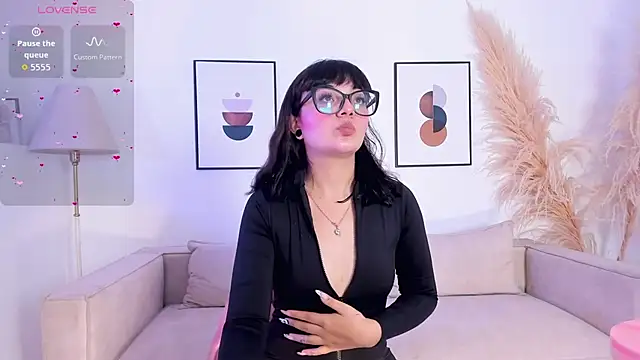 Snapshot of Sweet_Namii chatting on October 9, 2025, 8:20 pm Sweet Namii online show from October 9, 2025, 8:20 pm