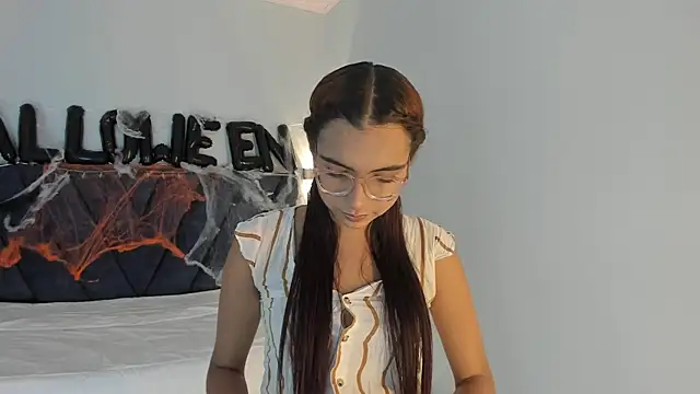 Snapshot of sara_saenz99 chatting on October 21, 2025, 8:08 pm sara saenz99 online show from October 21, 2025, 8:08 pm