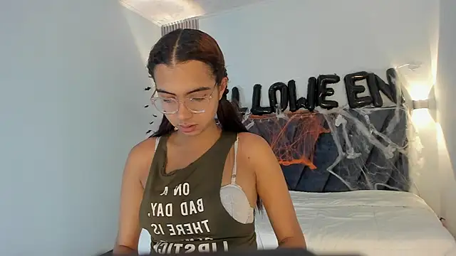 Snapshot of sara_saenz99 chatting on October 24, 2025, 8:08 pm sara saenz99 online show from October 24, 2025, 8:08 pm