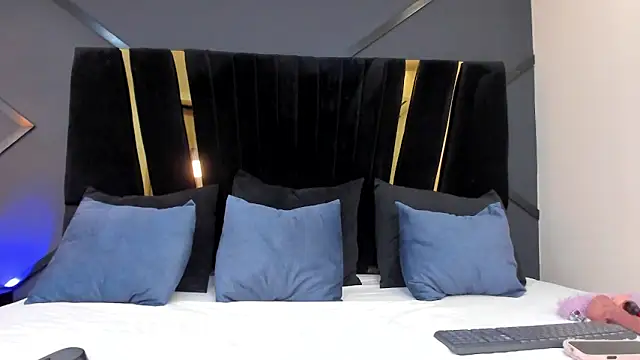 emily mooon online show from October 11, 2025, 2:45 am