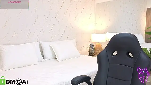 ISA  CUTEE online show from December 3, 2025, 3:29 am