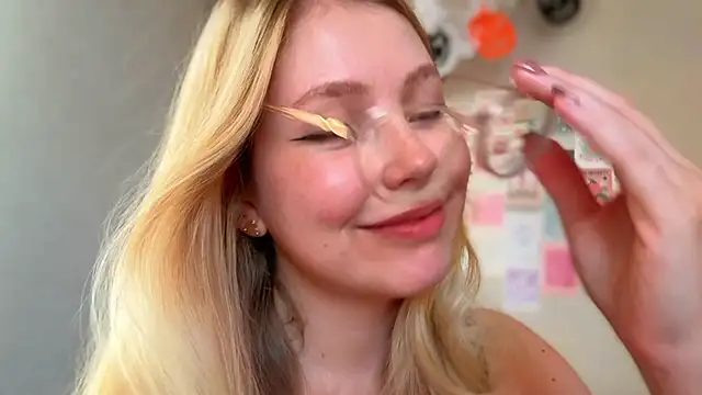 Snapshot of HoneyAudrey chatting on October 20, 2025, 2:24 am HoneyAudrey online show from October 20, 2025, 2:24 am