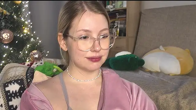 Snapshot of HoneyAudrey chatting on December 19, 2025, 3:10 am HoneyAudrey online show from December 19, 2025, 3:10 am