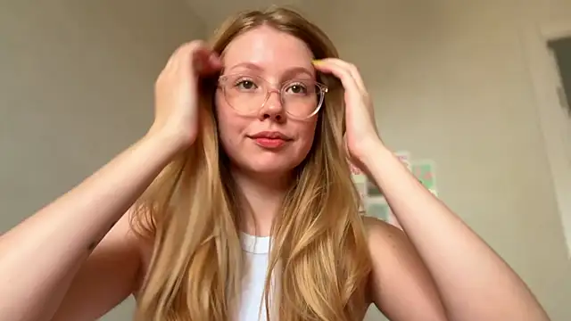 HoneyAudrey online show from May 16, 2026, 2:32 am