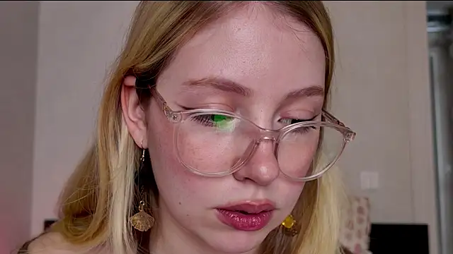 Snapshot of HoneyAudrey chatting on November 14, 2025, 2:59 am HoneyAudrey online show from November 14, 2025, 2:59 am