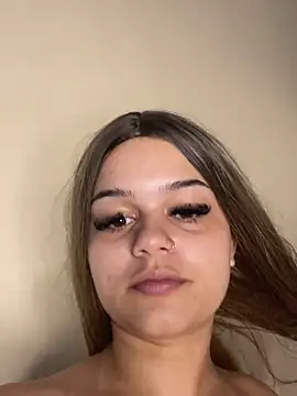 Snapshot of Lolacavalona chatting on December 3, 2024, 4:22 pm Lolacavalona online show from December 3, 2024, 4:22 pm