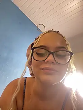 Snapshot of Lolacavalona chatting on December 30, 2024, 12:00 am Lolacavalona online show from December 30, 2024, 12:00 am