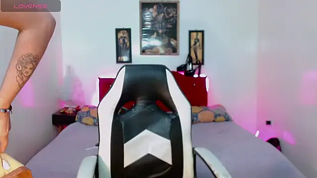 Snapshot of AdharaaMoon chatting on December 5, 2025, 12:48 pm AdharaaMoon online show from December 5, 2025, 12:48 pm