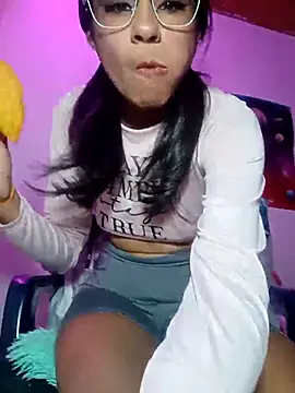 Snapshot of Leslly_ chatting on November 20, 2025, 12:06 pm Leslly online show from November 20, 2025, 12:06 pm