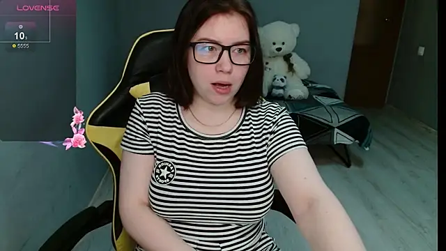 Emily Amorre online show from October 6, 2025, 1:18 am