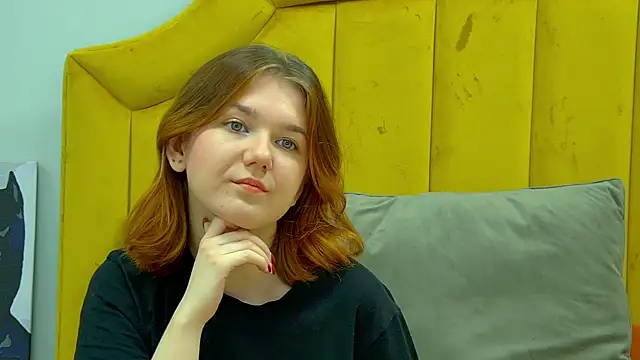 Snapshot of LessySmith chatting on November 10, 2025, 4:23 pm LessySmith online show from November 10, 2025, 4:23 pm