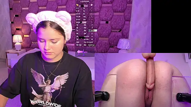 Snapshot of Trianna__ chatting on November 21, 2025, 2:05 pm Trianna online show from November 21, 2025, 2:05 pm