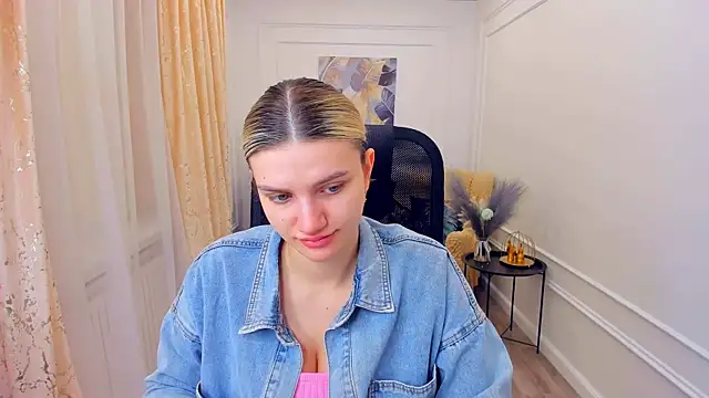 Snapshot of SelenaeMoore chatting on June 21, 2026, 3:45 am SelenaeMoore online show from June 21, 2026, 3:45 am